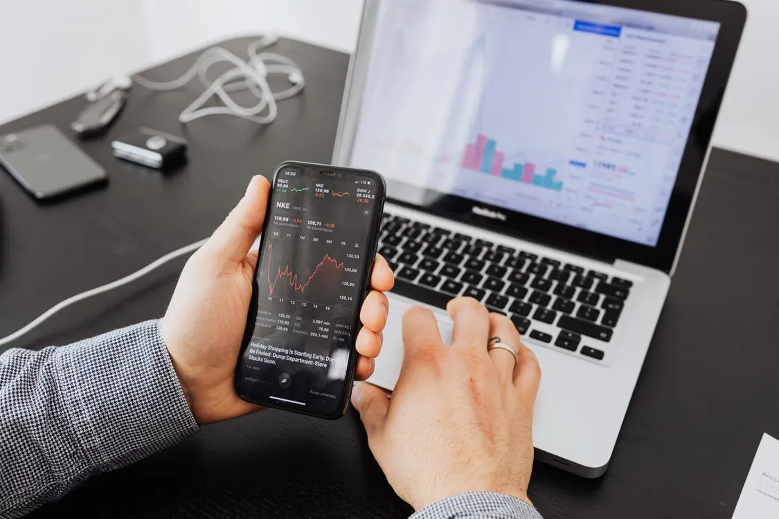 Yielbo AI — trader analysing live market charts